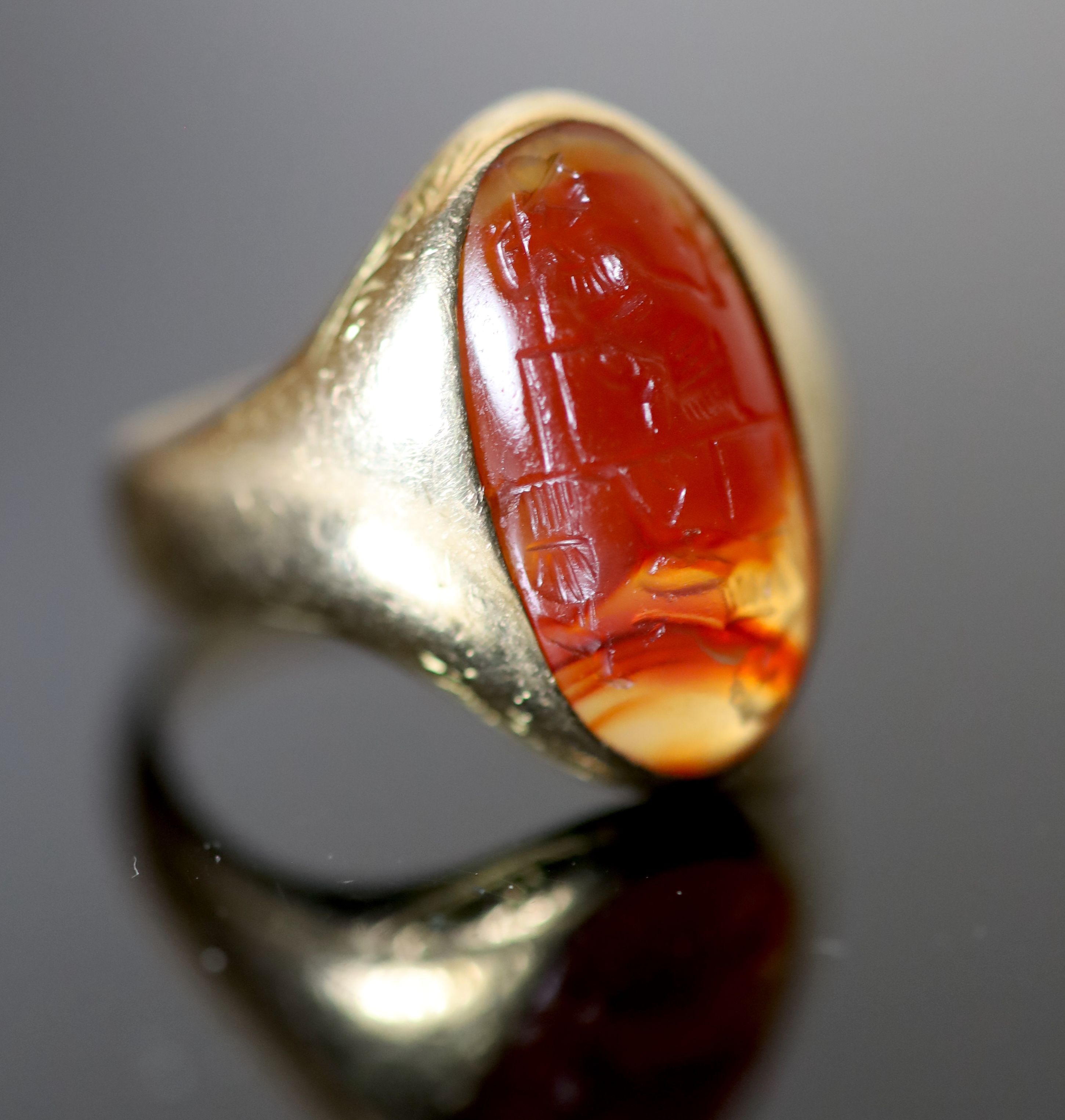 A Victorian 18ct gold and oval intaglio two way agate ring, carved with black and caucasian gentlemen,